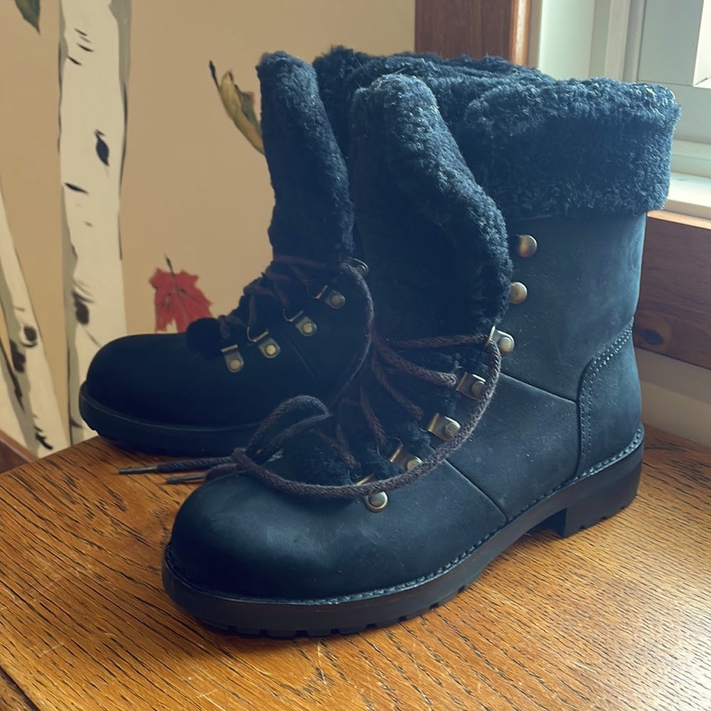 New UGG lace up shearling sheep skin boot size 6